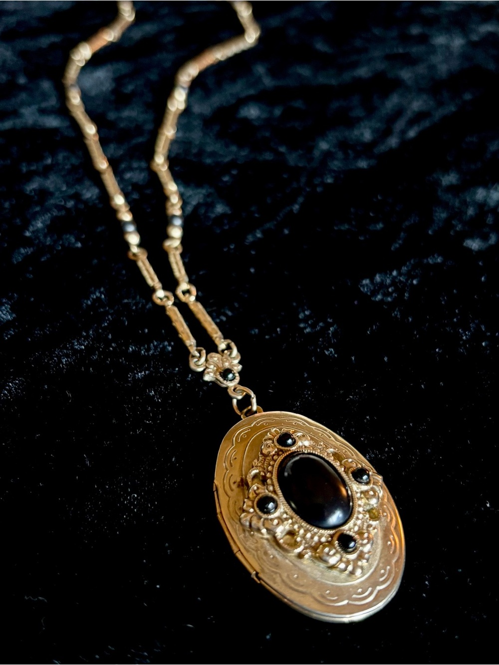 1928 Signed Gold Tone Oval Locket Black Cabochon Bar Link Chain Necklace 16in